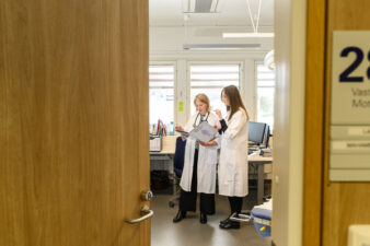 Kaksi lääkäriä työskentelee vastaanottohuoneessa.